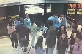 深圳一男子地铁站倒地口吐白沫，工作人员AED急救助其恢复心跳视频封面