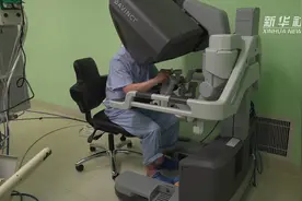 看外科大夫与机器人联“手”同台视频封面