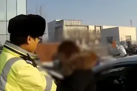 女司机超速拒不配合检查还推搡民警 猖狂叫嚣：你动我一下试试！视频封面