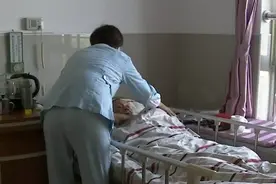 应全国推广！西安带薪陪护假5月施行：老人住院子女最多休20天视频封面