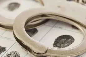 “红通人员”想运作回国，被索2亿劳务费，最终协调人仅与市检察长合了个影图片