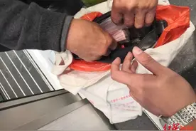 《女儿》现实版：7旬老父亲给女儿千里送土鸡蛋，装蛋的桶丢了……图片