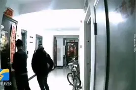 抓到了！俩蒙面男凌晨在小区撬门，还冲监控打招呼图片