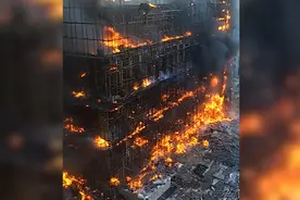 沈阳一学校在建工地起火 整栋楼陷入火海现场浓烟滚滚视频封面