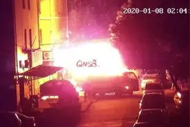 深夜，小货车蹿起两米高的火苗！危急时刻，穿着短袖短裤的他钻进了车里……图片