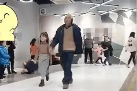“最有范”爷爷陪孙女走秀，本以为是打酱油，没想到却是王者图片