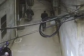 老人取完钱，男子装熟络接过钱袋逃跑视频封面