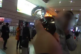 春运男子携假章，一查户口本都是假的