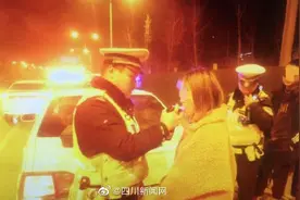 成都街头“醉驾情侣”秀恩爱“为爱顶包”致双双被刑拘图片