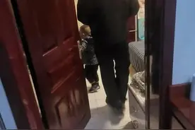 榆林一个3岁男孩赤脚穿单衣 竟独自走在公路上！啥情况？图片