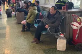 回家路｜他带20斤猪油上火车：老家的贵视频封面