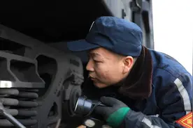 日行18公里—— 守护列车安全的“检修人”视频封面