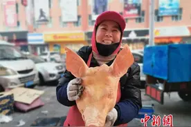 冻鱼、冻梨、冻柿子……在东北过冬就应该“冻吃大吃”图片