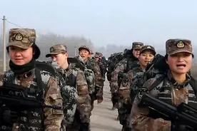 飒！女兵负重30斤行军300公里 脚掌磨起血泡挑破后继续出发