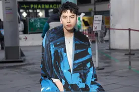 王大陆出席男装大秀 身穿湛蓝色和风外套帅气清爽图片