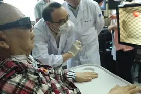 72岁高位截瘫患者用“意念”喝可乐 项目专家揭开研究背后的秘密视频封面