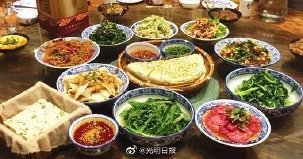 春节怎么吃？请用“和”“烩”“熬”组词