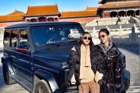 女子闭馆日开车进故宫撒欢 故宫道歉：今后将严格管理图片
