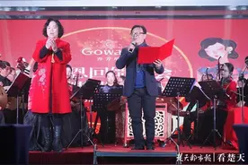 台上聋哑人手语舞表达感恩的心，台下70位残疾人同步表演图片