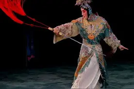 张火丁复演《霸王别姬》，返场时还连唱三段经典唱段！戏迷大呼过瘾图片