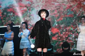 李宇春全黑look压轴献唱 踩过膝长靴秀纤细大长腿图片