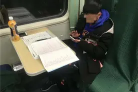 老爸报警寻找独自乘火车却失联的儿子，民警找到时他正关掉手机写作业图片