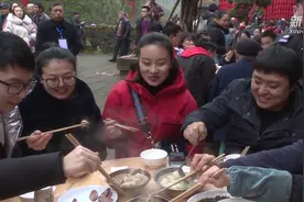 重庆江津：“千米长宴”热闹开席年味浓视频封面