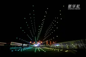 无人机编队惊艳亮相  山东潍坊迎春灯会璀璨夺目视频封面