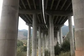 大广高速龙门段堵车，3人疑翻越高架桥护栏，从中空隔离带坠亡视频封面