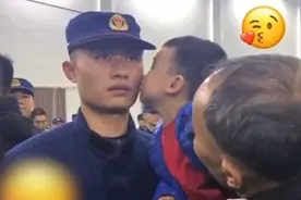 新入职“爸爸消防员”站军姿 身旁宝宝的这一动作暖哭了视频封面