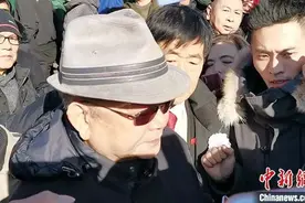 赵忠祥遗体告别仪式举行，现场放《动物世界》配乐图片