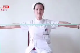 老人运动别只盯着广场舞 跟护士小姐姐学学弹力带抗阻训练图片