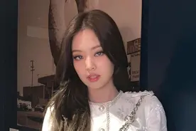 Jennie蜜桃妆清纯元气惹人爱 红唇烟熏裸妆各式妆容轻松驾驭你最爱哪款？图片