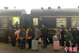 武陵山区的“1元”慢火车 农民坐车跨省去赶集图片