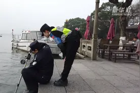 “西湖捞哥”周翔军的最后一班春节岗视频封面