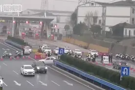 武汉高速公路陆续封闭 出城口严正以待视频封面