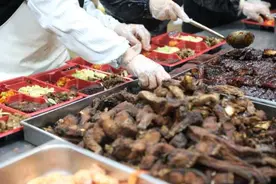 600斤大米、700斤五花肉、9000只盐水虾、150条青鱼，这家公司的年夜饭有些特别图片