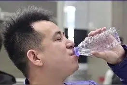 男子带白酒进火车站被查，结果一顿豪饮让民警大吃一惊！图片