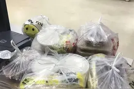 “老板你必须接单，不然差评”，江夏热心网友深夜为急诊室医护人员点外卖图片