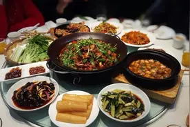 过年亲朋好友团聚免不了喝酒，喝多了如何解酒？有一个方法要学会图片