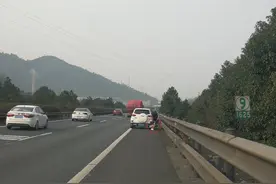 孩子高速公路上内急 家长这种做法要不得图片