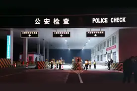 特写丨民警陈双鲁高速省界检查站执勤：“危险随处都有，我们不能退缩”图片