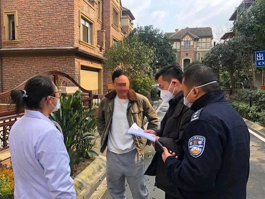 成都新津：劝返疏离烧香游客 入户排查设置卡点