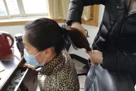 为穿上小号防护服，她一刀剪断了长发图片