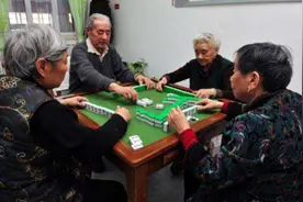 不久坐避免高度紧张，老友打麻将谨记四大纪律图片