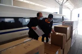 我们在一起｜3万个口罩，3600盒连花清瘟胶囊等支援物资通过高铁运往武汉图片