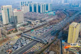 航拍石家庄裕华高速口返程车辆排长龙图片