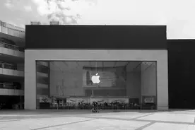 组装iPhone富士康工厂：解雇临时工，员工加班时间被削减图片