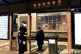 婆婆街头迷路，民警和多位市民爱心接力送她回家图片