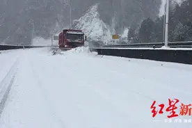 震撼！为防疫物资运输车开道，拖乌山上除雪车破冰前行图片